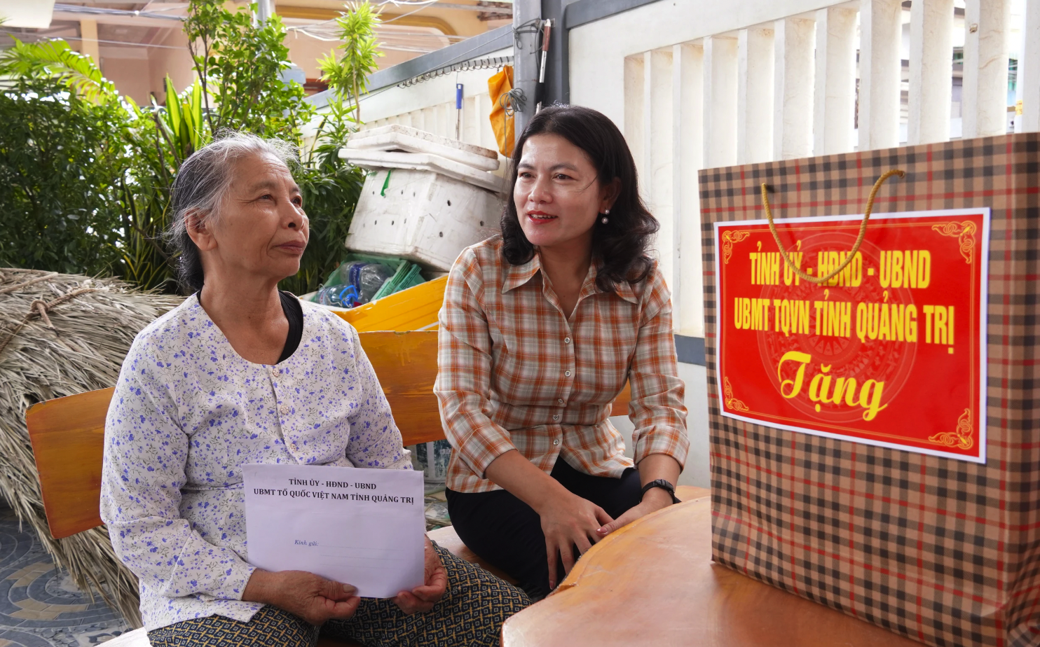 Trưởng ban Nội chính Tỉnh ủy Ly Kiều Vân trò chuyện, thăm hỏi sức khỏe thương binh Phạm Thị Lý, thôn Nhân Nam, xã Nam Trạch - Ảnh: N.H