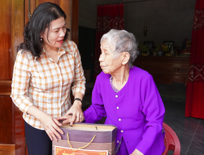 Trưởng ban Nội chính Tỉnh ủy thăm, tặng quà gia đình chính sách