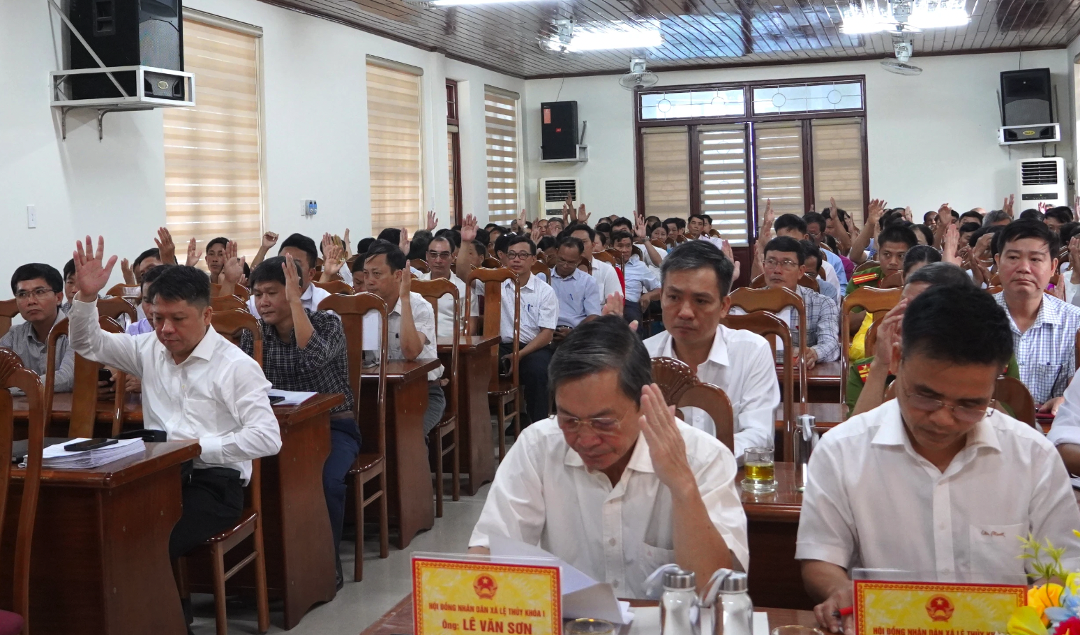 Đại biểu HĐND xã Lệ Thủy biểu quyết thông qua nghị quyết - Ảnh: H.T