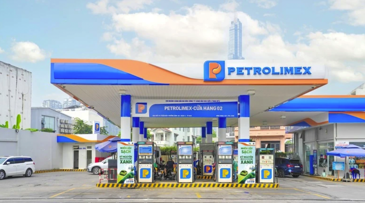 Tập đoàn Xăng dầu Việt Nam Petrolimex sẽ thí điểm kinh doanh xăng sinh học E10 (xăng E10) ở các cửa hàng thuộc địa bàn TPHCM (trước sáp nhập) từ ngày 1/8 - Ảnh: Petrolimex