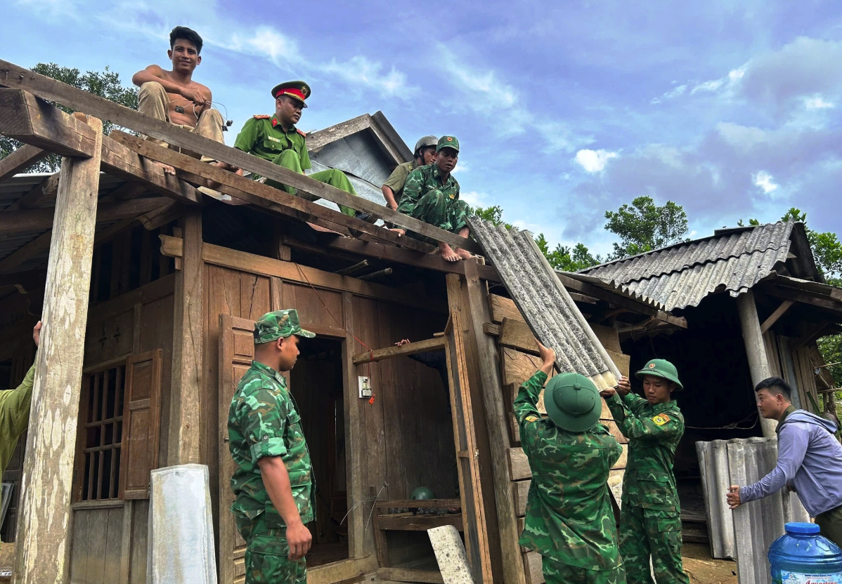 Các lực lượng khẩn trương giúp dân sửa chữa nhà hư hỏng do ảnh hưởng bão số 3 - Ảnh: Đ.V