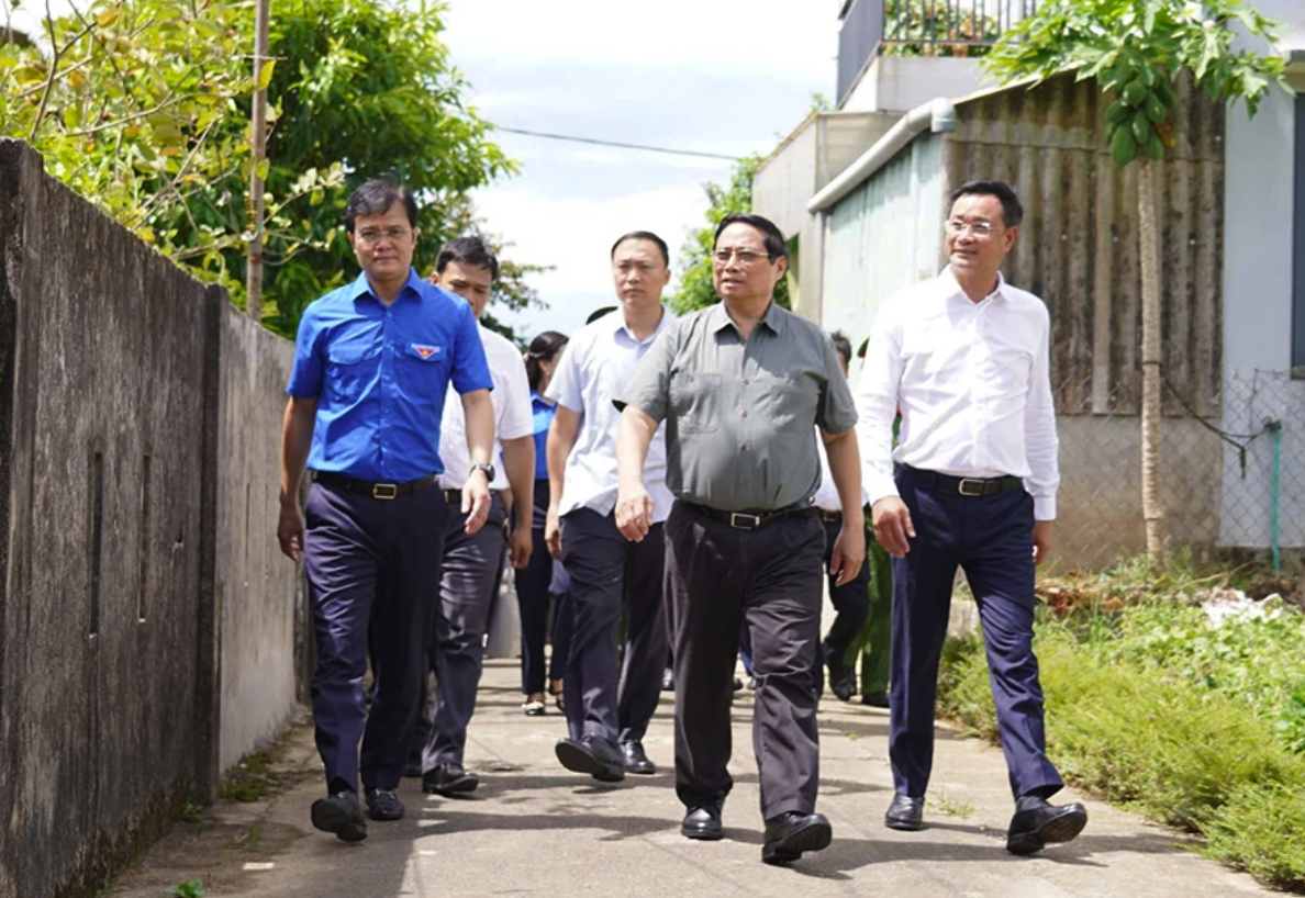 Thủ tướng Chính phủ Phạm Minh Chính và các thành viên đoàn công tác cùng lãnh đạo tỉnh Quảng Trị - Ảnh: Lê Trường
