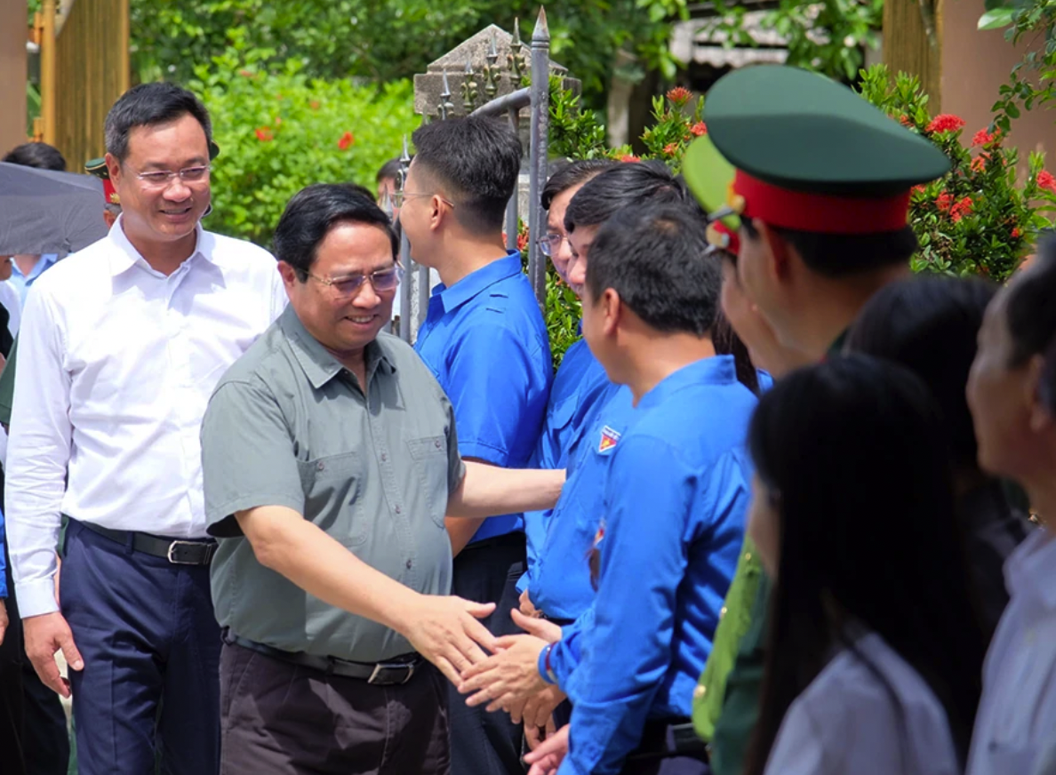 Thủ tướng Chính phủ Phạm Minh Chính và Bí thư Tỉnh ủy Quảng Trị Lê Ngọc Quang thăm hỏi cán bộ, Nhân dân - Ảnh: Trần Tuyền
