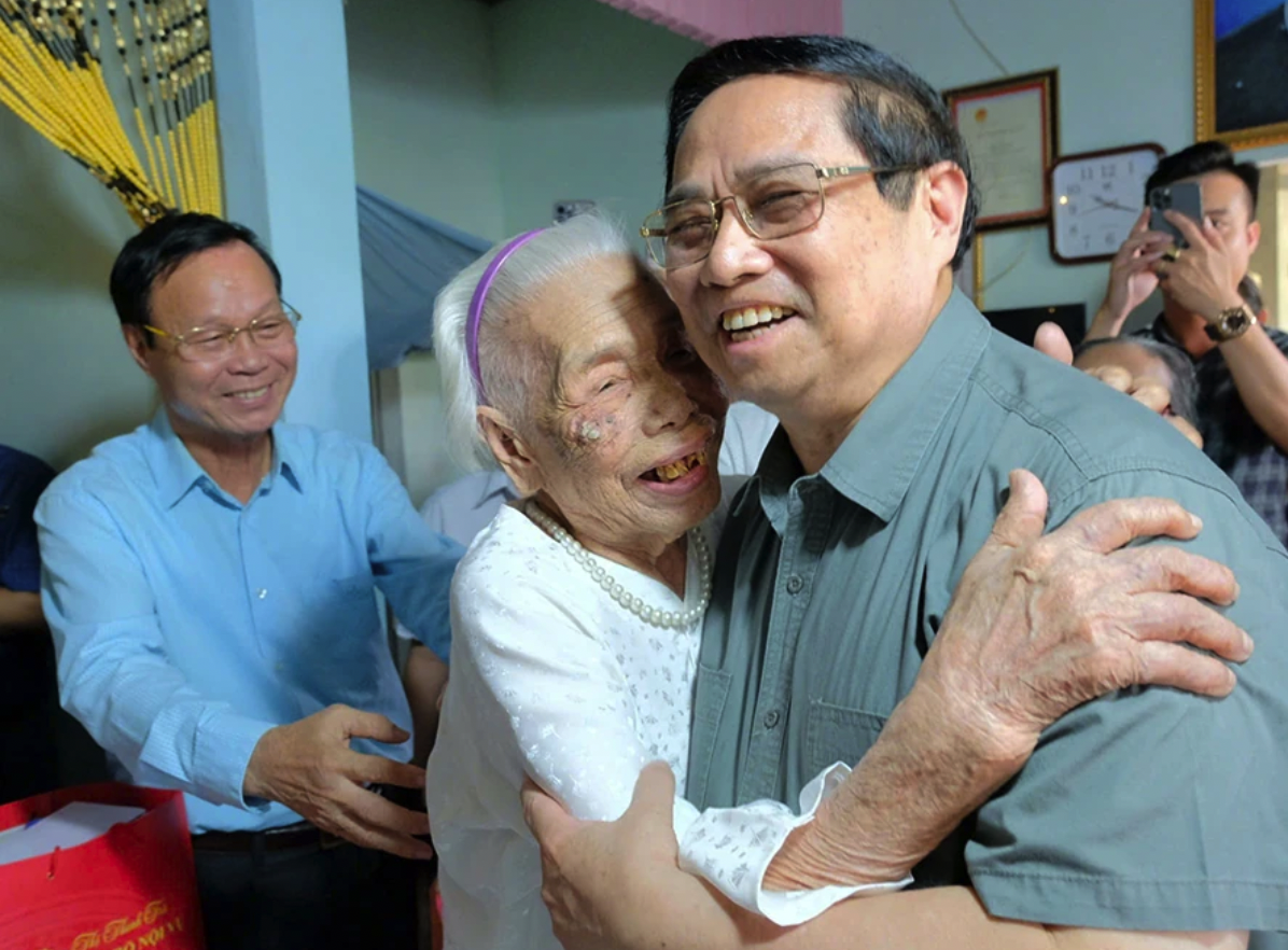 Thủ tướng Chính phủ Phạm Minh Chính thăm hỏi, động viên Mẹ Việt Nam Anh hùng Đào Thị Vui - Ảnh: Trần Tuyền