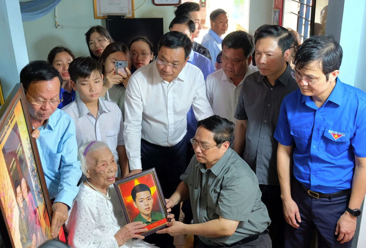 Thủ tướng Chính phủ Phạm Minh Chính và các thành viên đoàn công tác của Chính phủ, lãnh đạo tỉnh Quảng Trị thăm Mẹ Việt Nam Anh hùng Đào Thị Vui - Ảnh: Trần Tuyền