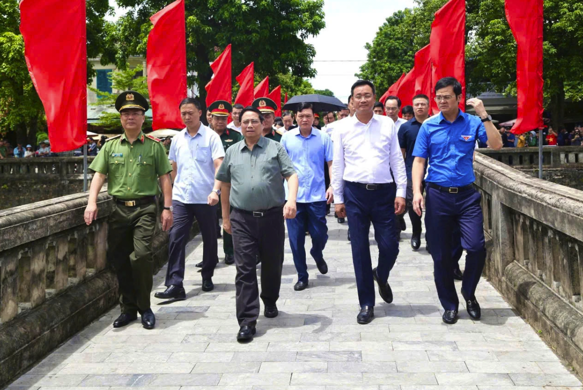 Thủ tướng Chính phủ Phạm Minh Chính và các thành viên đoàn công tác Chính phủ cùng lãnh đạo tỉnh Quảng Trị tại Thành Cổ Quảng Trị.