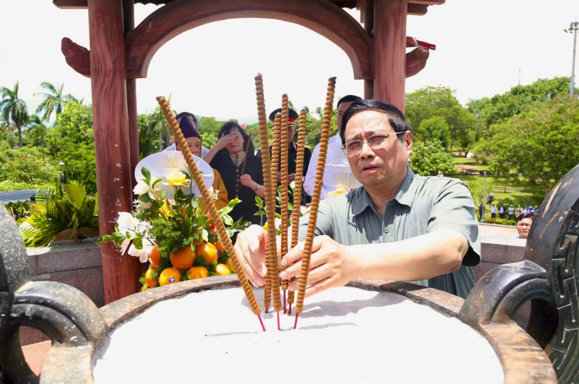 Thủ tướng Chính phủ Phạm Minh Chính dâng hương tại Thành Cổ Quảng Trị.