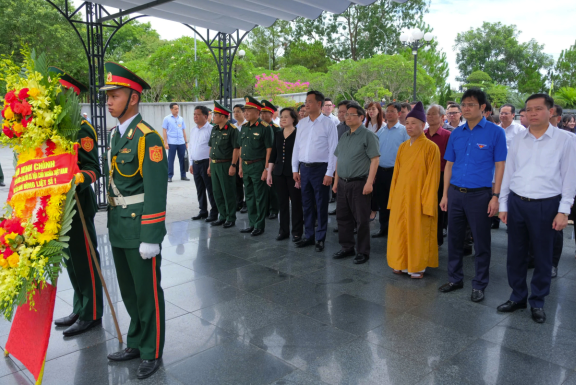 Thủ tướng Chính phủ Phạm Minh Chính và đoàn công tác Chính phủ cùng lãnh đạo tỉnh Quảng Trị tri ân các anh hùng liệt sĩ tại Nghĩa trang liệt sĩ quốc gia Đường 9.