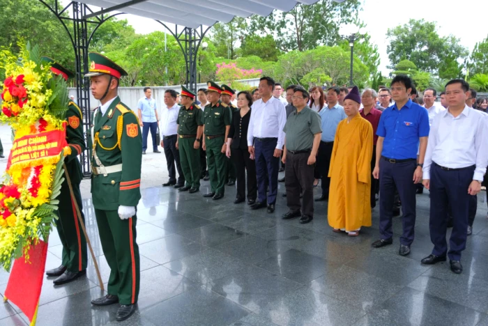 Thủ tướng Chính phủ tri ân các anh hùng liệt sĩ và dâng hương tại Khu lưu niệm Tổng Bí thư Lê Duẩn