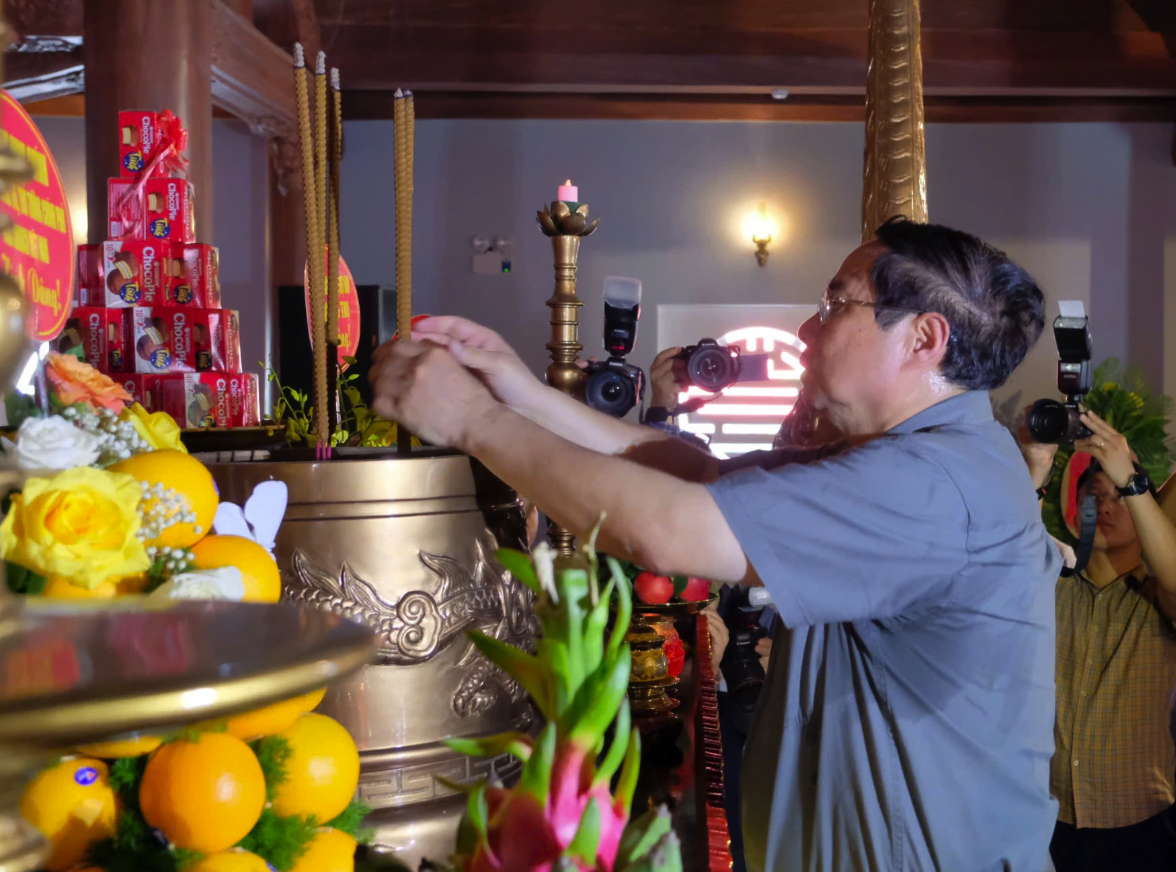 Thủ tướng Chính phủ Phạm Minh Chính tưởng niệm Tổng Bí thư Lê Duẩn.