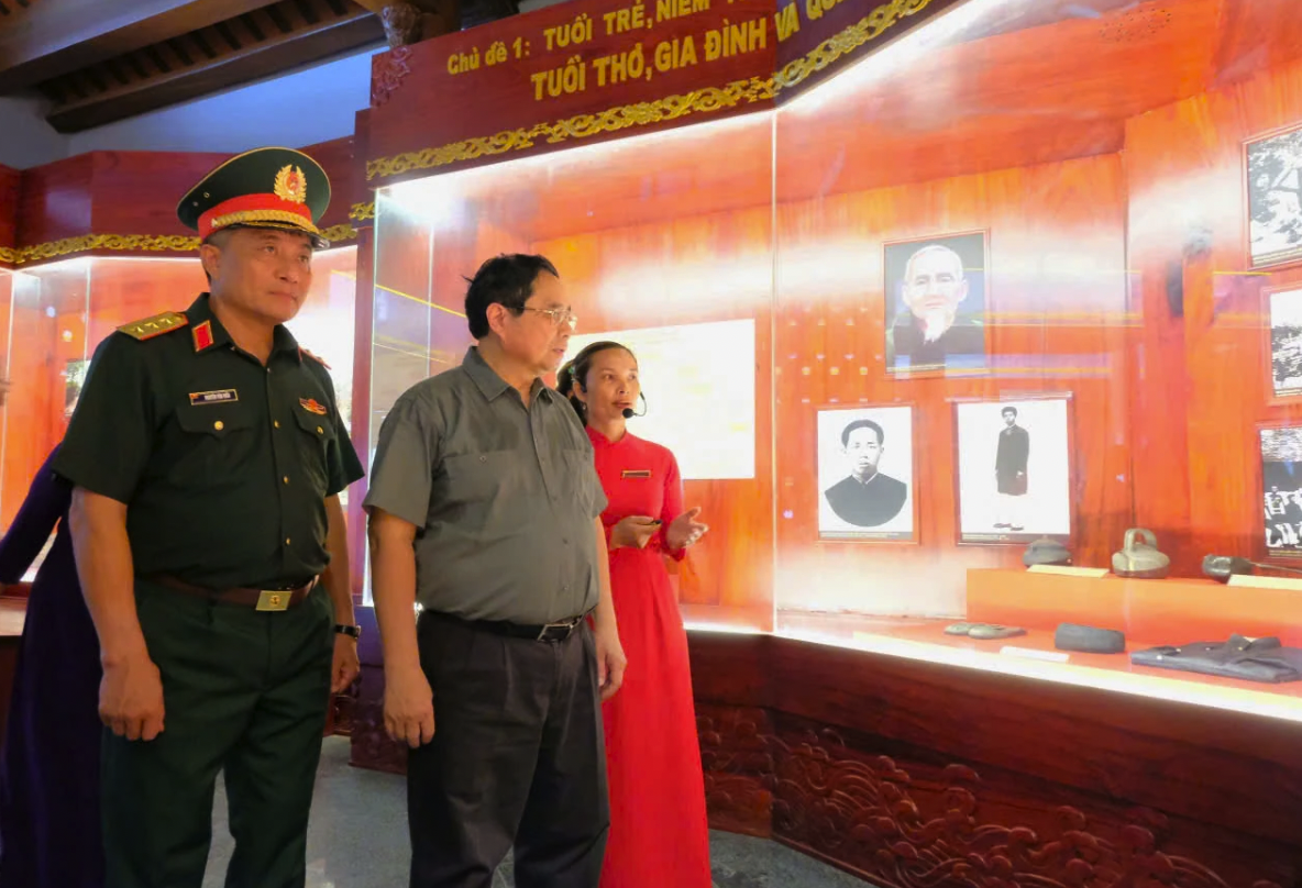 Thủ tướng Chính phủ Phạm Minh Chính tham quan Khu lưu niệm Tổng Bí thư Lê Duẩn.