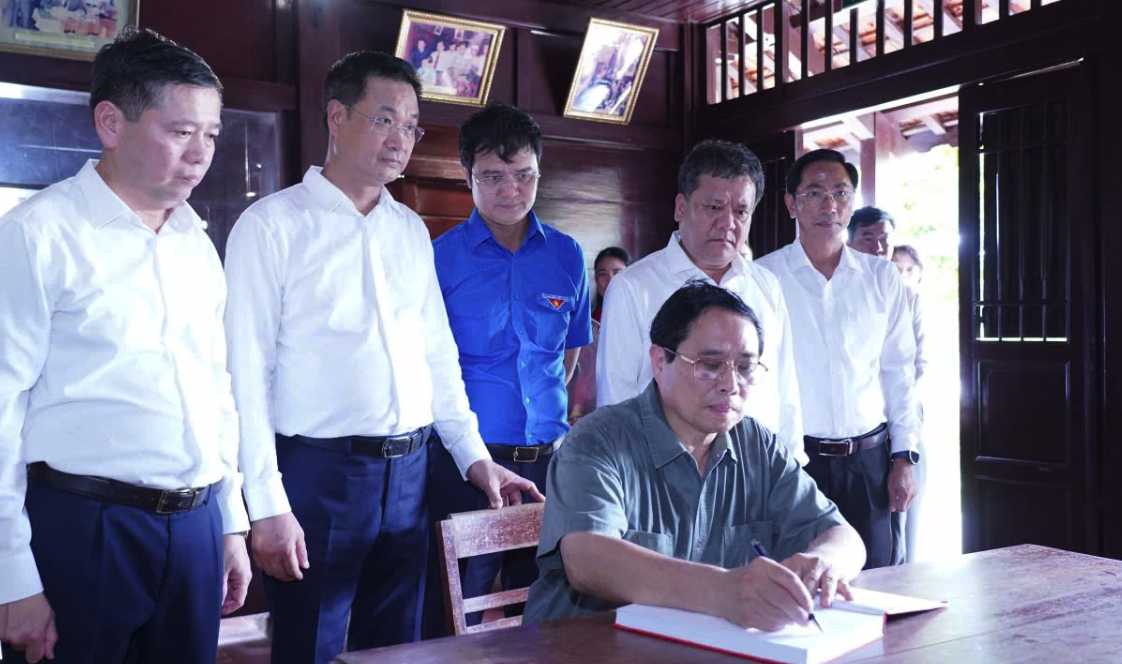 Thủ tướng Chính phủ Phạm Minh Chính ghi sổ lưu niệm bày tỏ lòng tri ân đối với Tổng Bí thư Lê Duẩn.