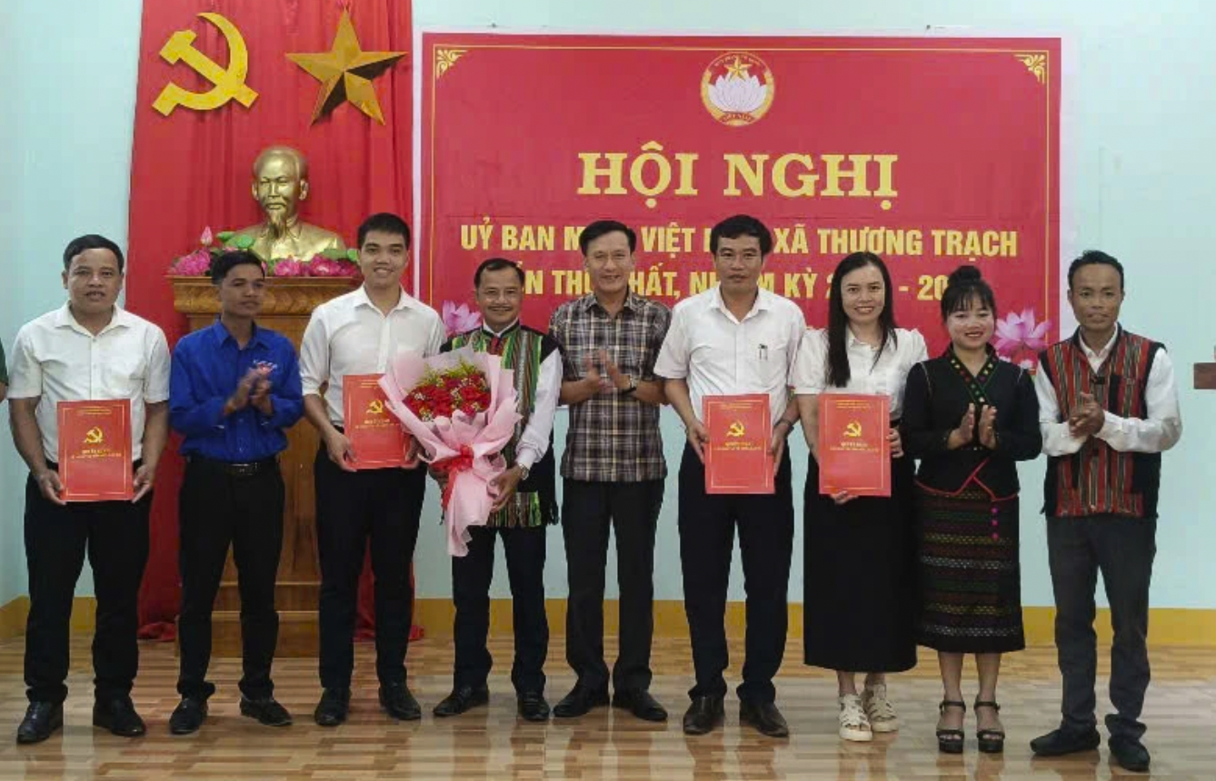 Ủy ban MTTQVN xã Thượng Trạch ra mắt mô hình “Đồng hành và chia sẻ” - Ảnh: L.M