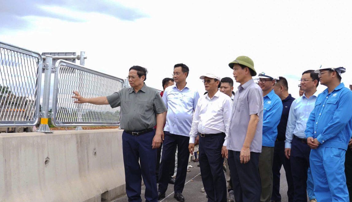 Dự án đường bộ cao tốc đoạn Vạn Ninh - Cam Lộ đang được khẩn trương đẩy nhanh tiến độ.