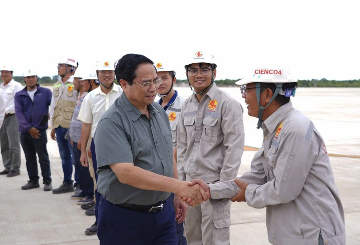 Thủ tướng Chính phủ Phạm Minh Chính động viên cán bộ, công nhân thi công Cảng hàng không Quảng Trị.