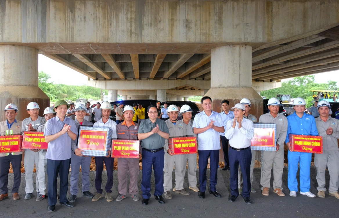 Thủ tướng Chính phủ Phạm Minh Chính và lãnh đạo tỉnh tặng quà cho cán bộ, công nhân thi công các dự án.