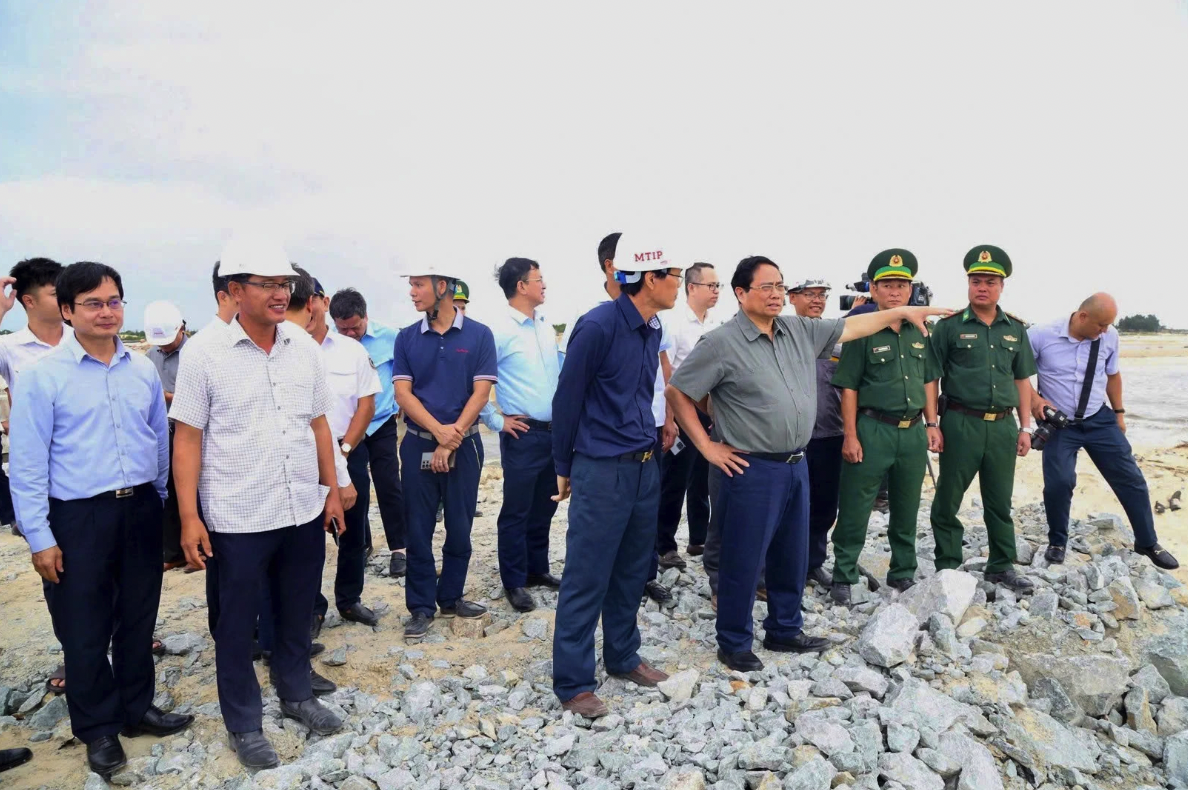 Thủ tướng Chính phủ Phạm Minh Chính kiểm tra tiến độ Dự án Khu bến cảng Mỹ Thủy.