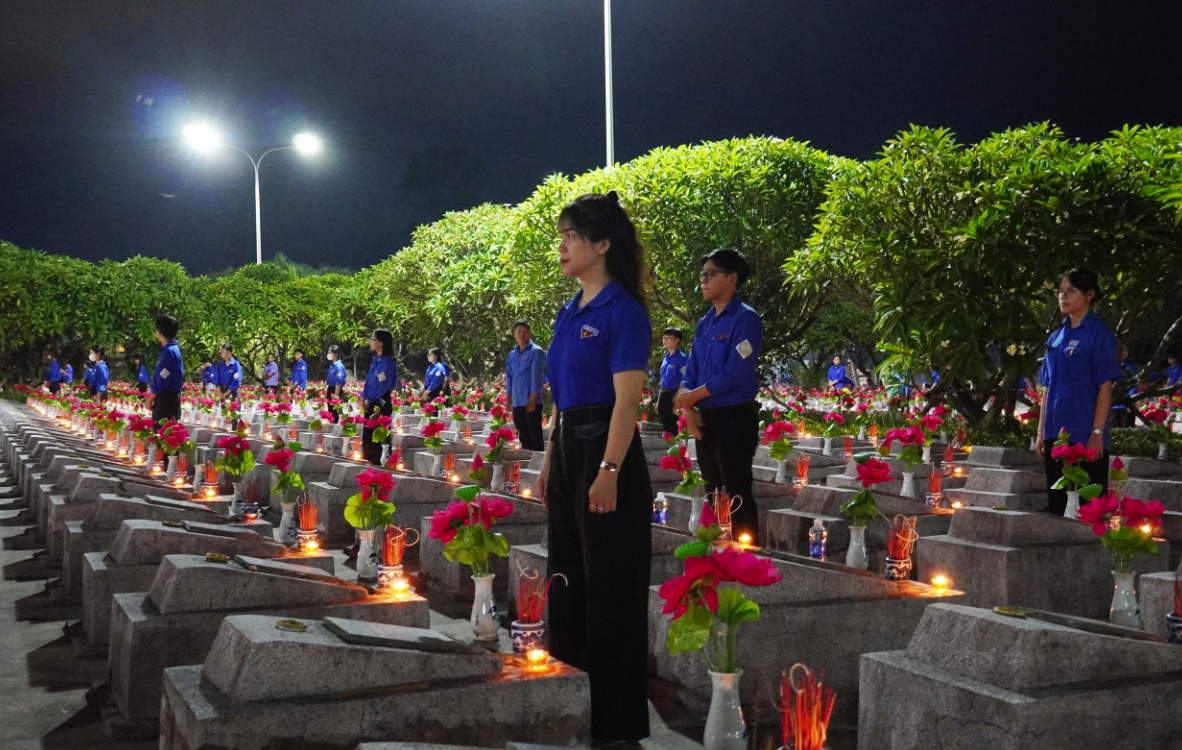 Hơn 700 đoàn viên, thanh niên tham gia dâng hương, thắp nến tri ân các anh hùng liệt sĩ - Ảnh: X.P