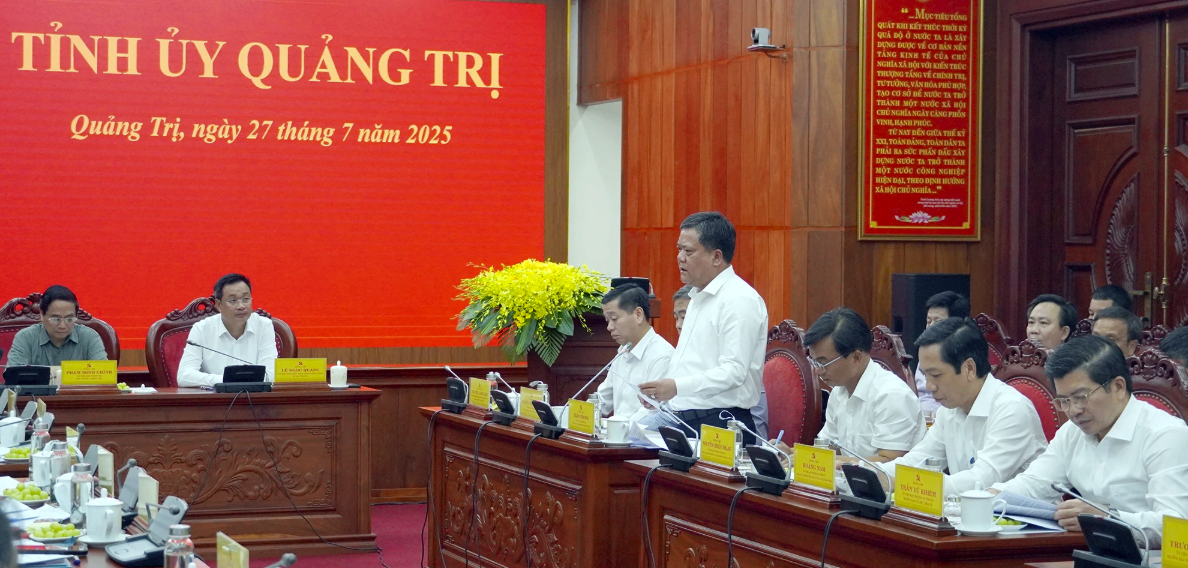 Chủ tịch UBND tỉnh Trần Phong báo cáo với Thủ tướng Chính phủ và đoàn công tác về tình hình triển khai nhiệm vụ của tỉnh.