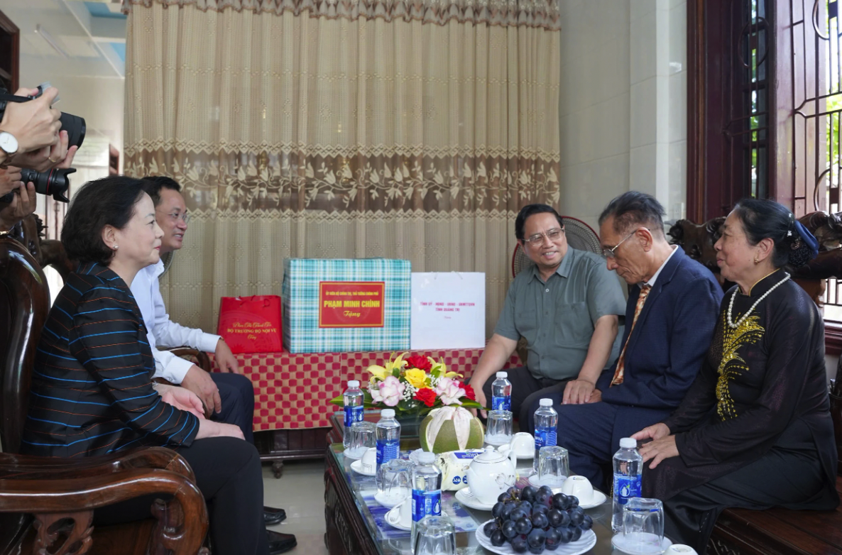 Thủ tướng Chính phủ Phạm Minh Chính và các thành viên đoàn công tác thăm hỏi, động viên thương binh.
