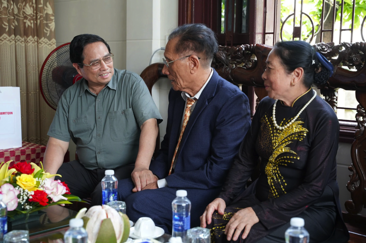 Thủ tướng Chính phủ Phạm Minh Chính thăm thương binh Nguyễn Duy Đặng.