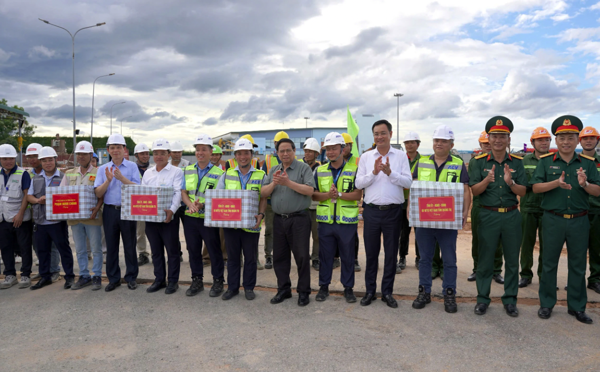 Thủ tướng Chính phủ Phạm Minh Chính và Bí thư Tỉnh ủy Lê Ngọc Quang tặng quà động viên cán bộ, công nhân thi công công trình.