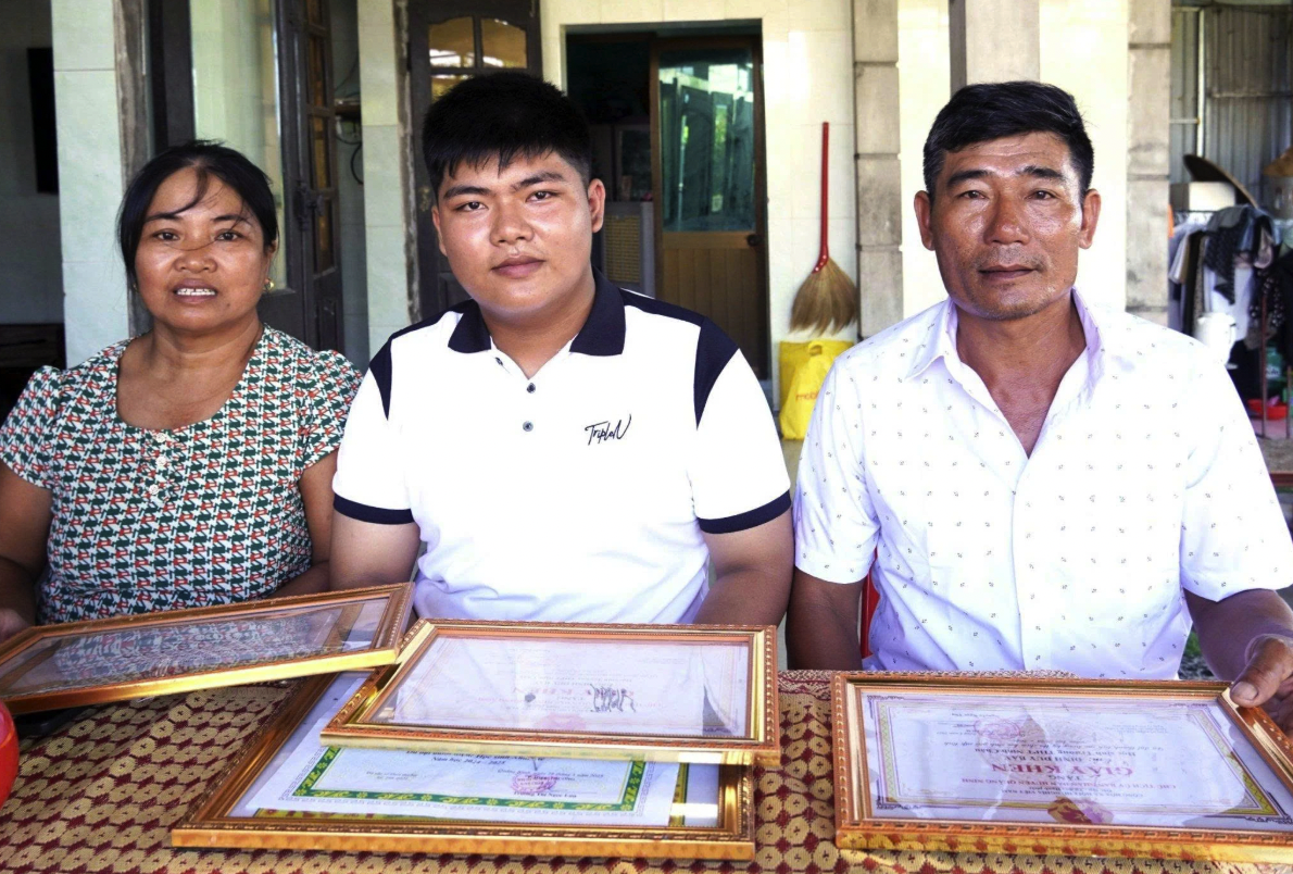 Em Đinh Duy Bảy luôn được bố mẹ động viên, khích lệ để học tập tốt - Ảnh: L.C