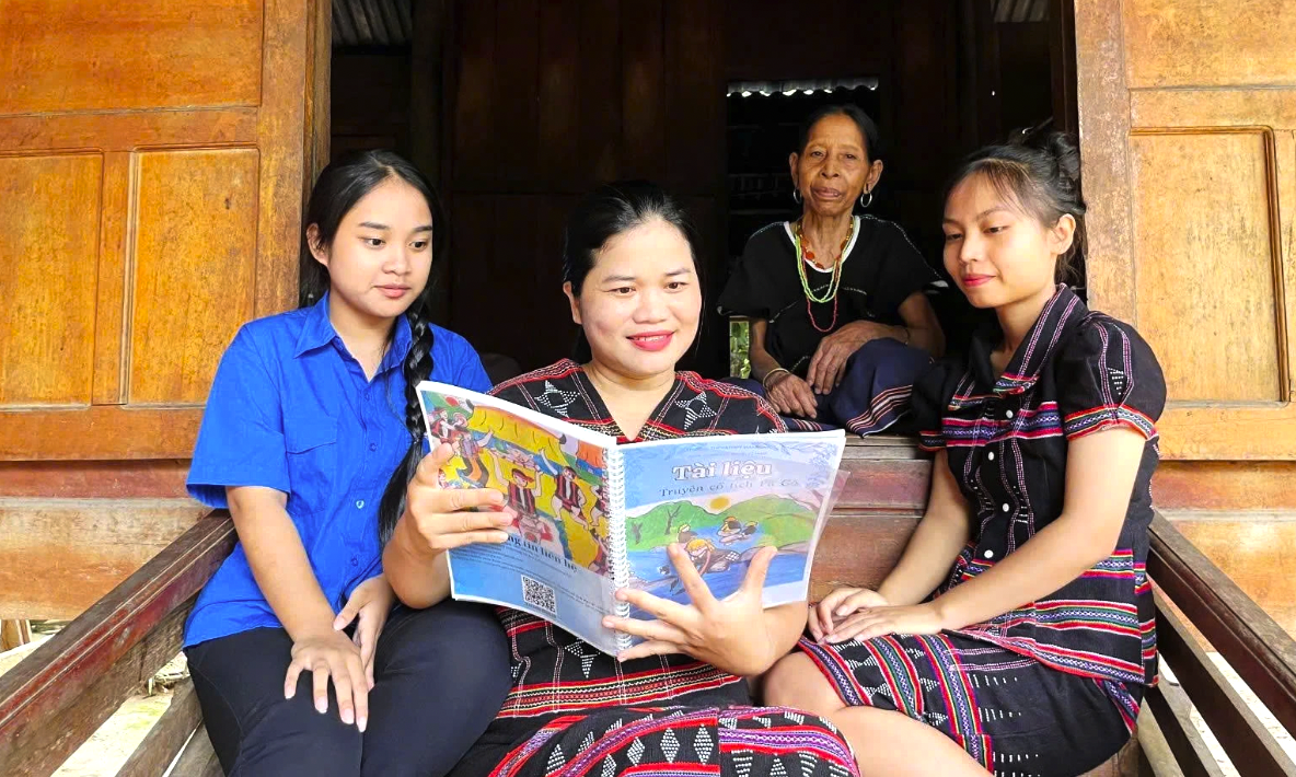Cô Nhật luôn biết cách “truyền lửa” để học sinh yêu thích tìm hiểu văn hóa dân tộc Pa Kô - Ảnh: K.S