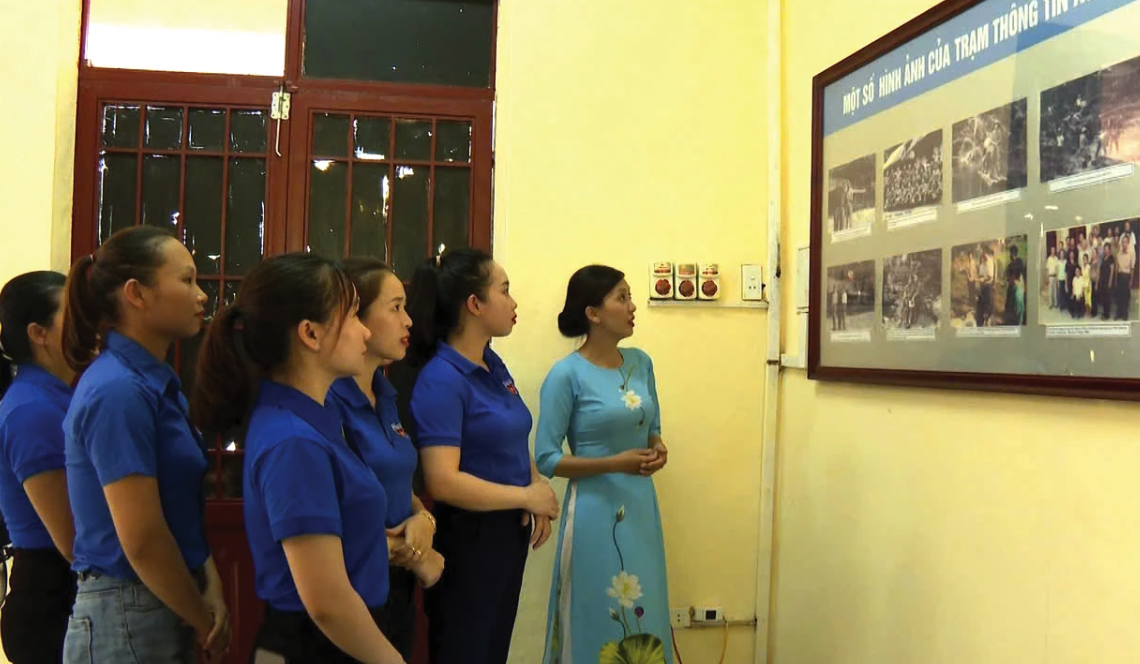 Đoàn viên, thanh niên tìm hiểu về ý nghĩa lịch sử của di tích hang Lèn Hà -Ảnh: T.MAI