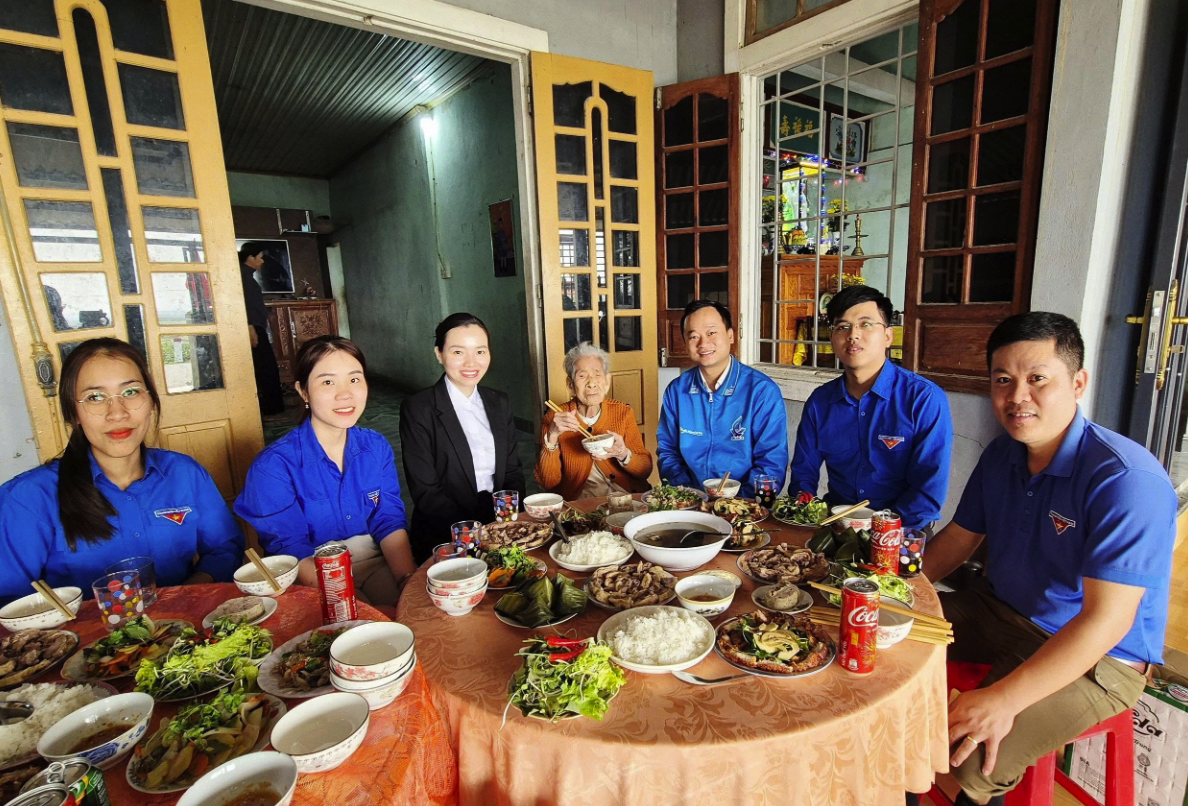 Mẹ VNAH Đặng Thị Thỉ cùng ăn bữa cơm ấm cúng do đoàn viên, thanh niên địa phương chuẩn bị - Ảnh: K.S