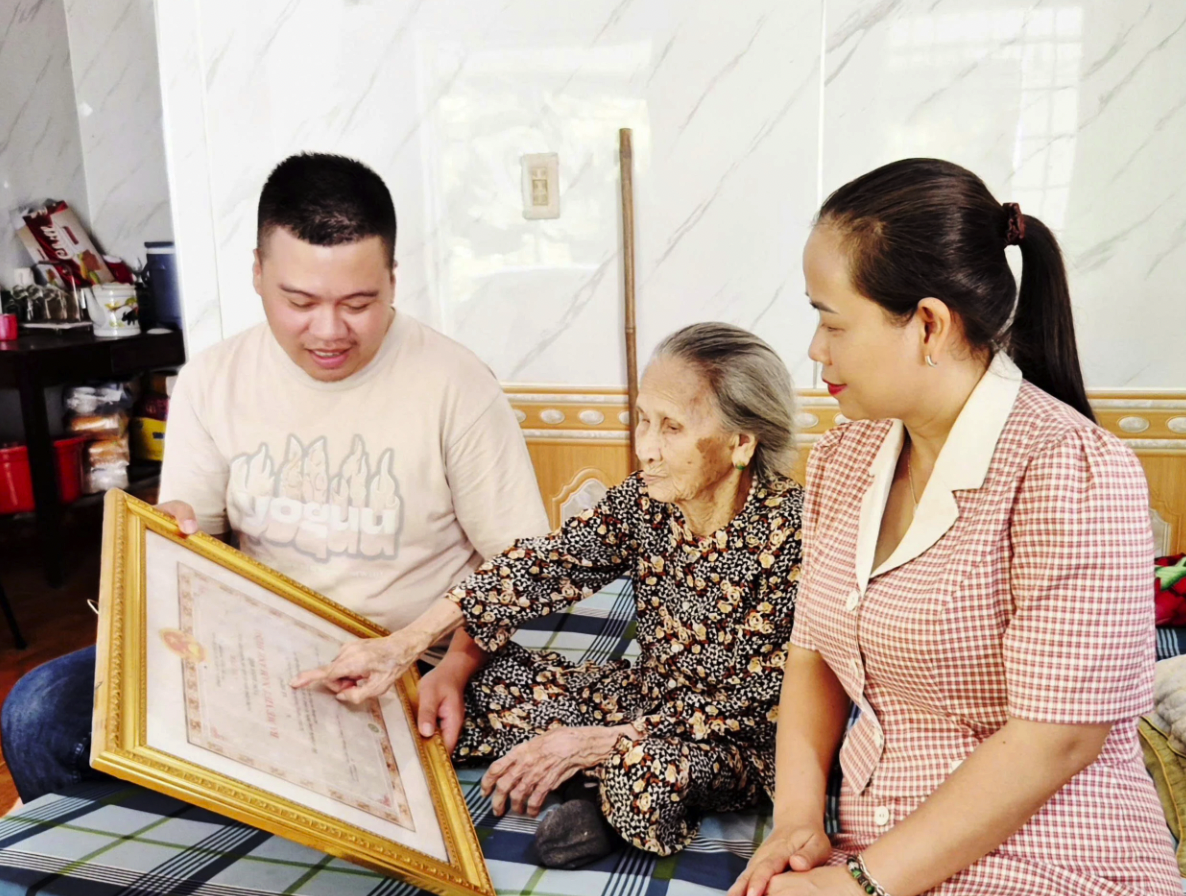 Mẹ VNAH Lê Thị Sô luôn giáo dục lòng yêu nước cho thế hệ trẻ - Ảnh: K.S