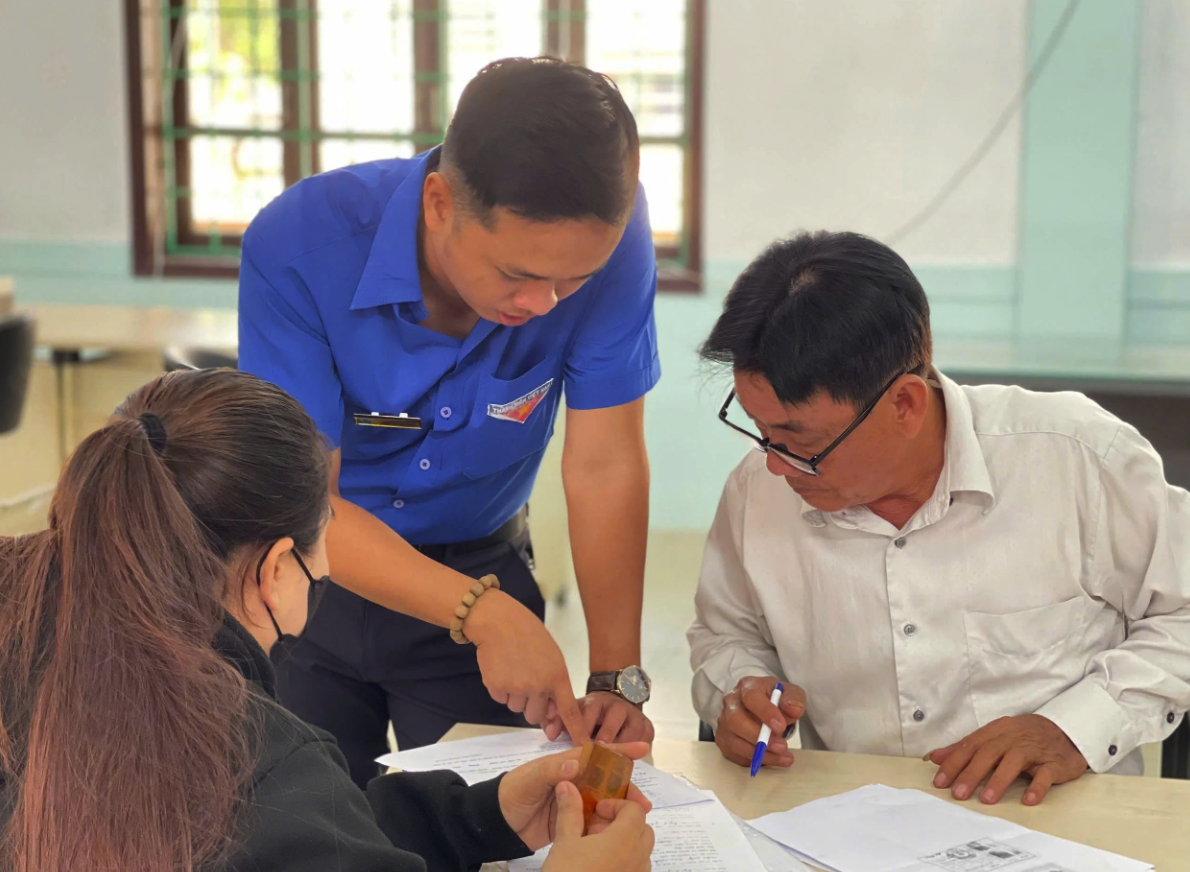 Đoàn viên thanh niên phường Nam Đông Hà tích cực tham gia hưởng ứng phong trào “Bình dân học vụ số” - Ảnh: M.N