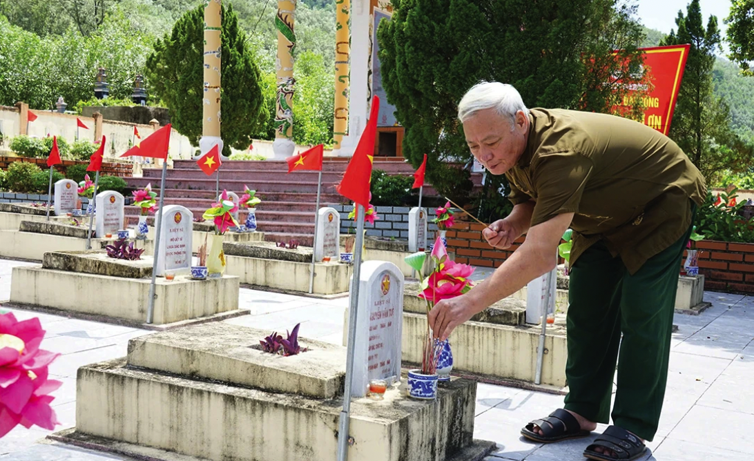Ông Phúc thường xuyên viếng thăm, hương khói cho các anh hùng liệt sĩ đang yên nghỉ tại nghĩa trang của xã - Ảnh: T.T