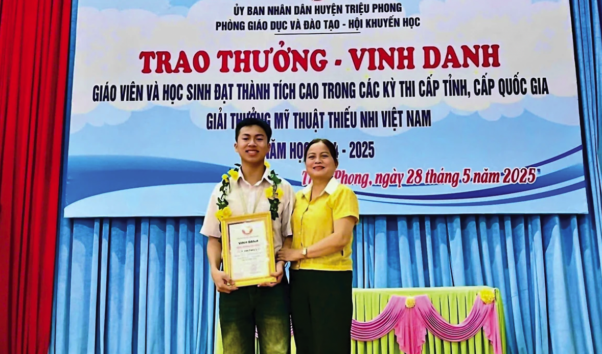 Phát huy truyền thống gia đình, Nguyễn Cường Quốc nỗ lực học tập, rèn luyện và giành được nhiều thành tích xuất sắc - Ảnh: Đ.V