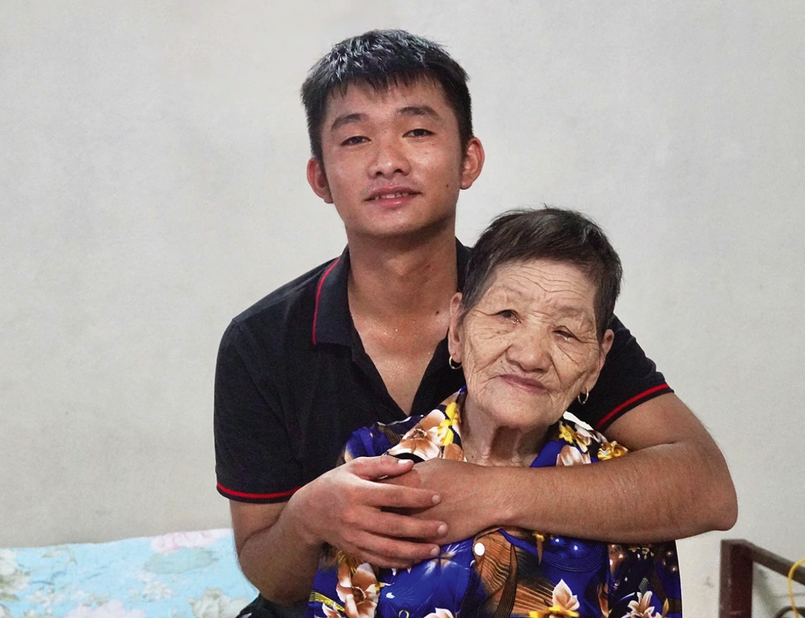 Nguyễn Trọng Linh và bà ngoại là thương binh Bùi Thị Nhụ - Ảnh: Đ.V