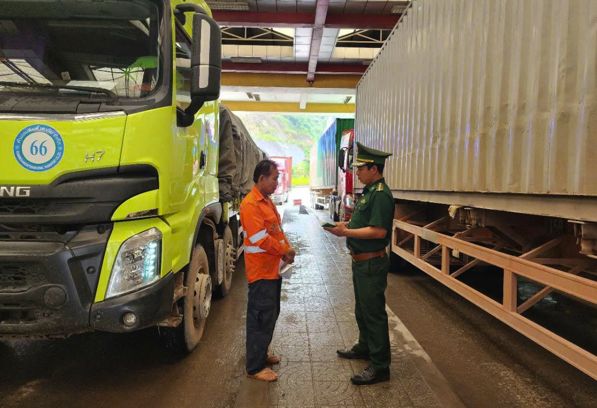 Hoạt động thông quan được cán bộ Đồn Biên phòng Cửa khẩu quốc tế Cha Lo thực hiện nhanh chóng, thuận lợi - Ảnh: H.N