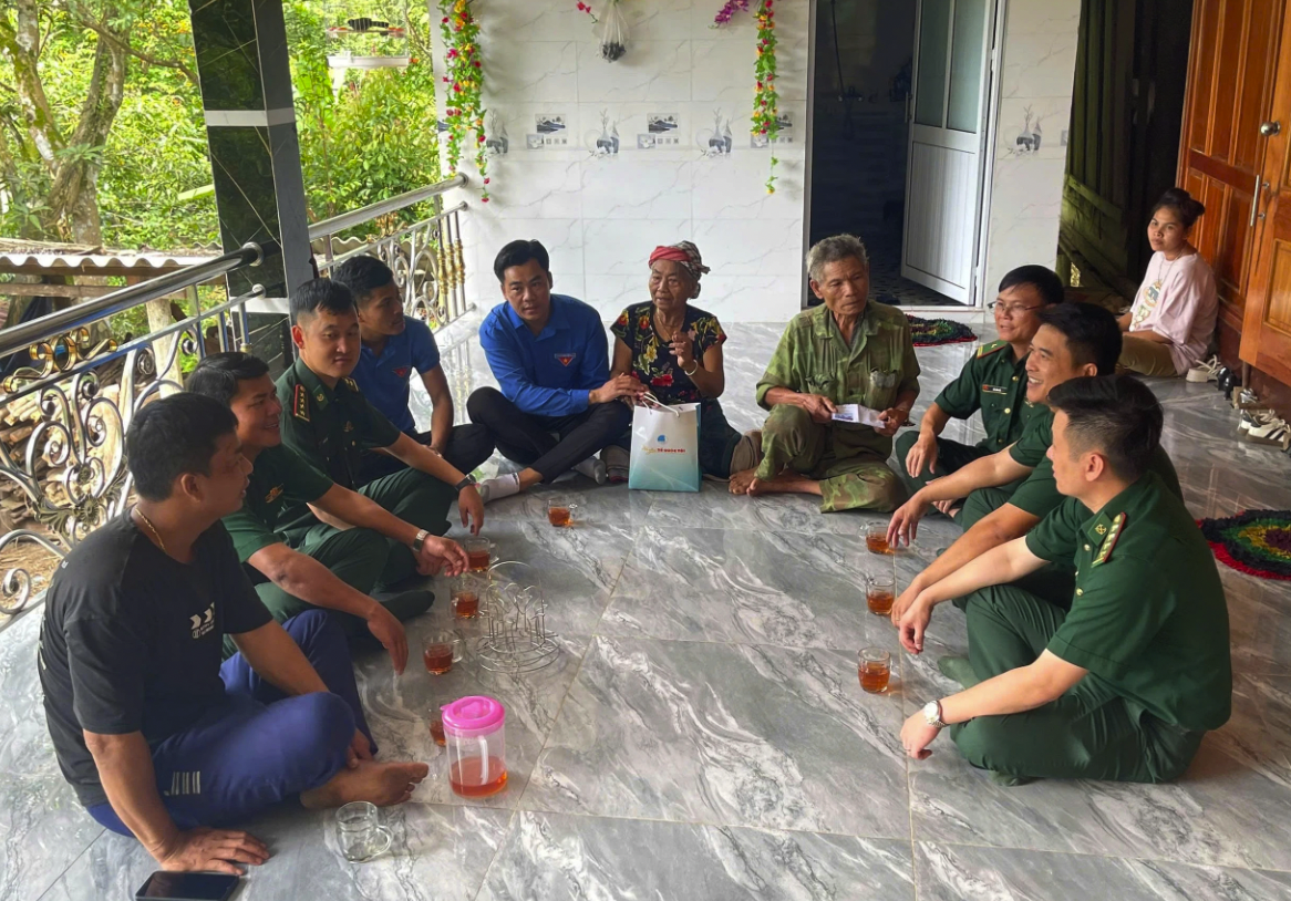 Công tác chăm lo gia đình chính sách, hộ nghèo được Đồn Biên phòng Cửa khẩu quốc tế Cha Lo tổ chức thường xuyên - Ảnh: H.N