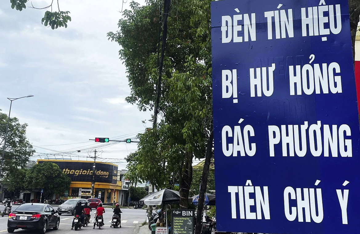 Khá xa phía trước trụ đèn hư hỏng có đặt bảng cảnh báo - Ảnh: Q.H