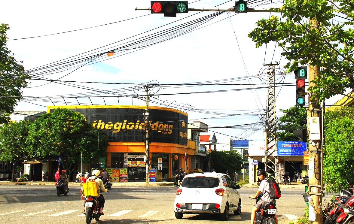 Đèn tín hiệu giao thông ở ngã tư Quốc lộ 1 - Lý Thường Kiệt - Phạm Hồng Thái vừa xanh vừa đỏ - Ảnh: Q.H