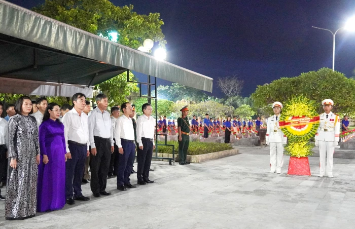 Lễ dâng hương, thắp nến tri ân tại Nghĩa trang liệt sĩ Ba Dốc