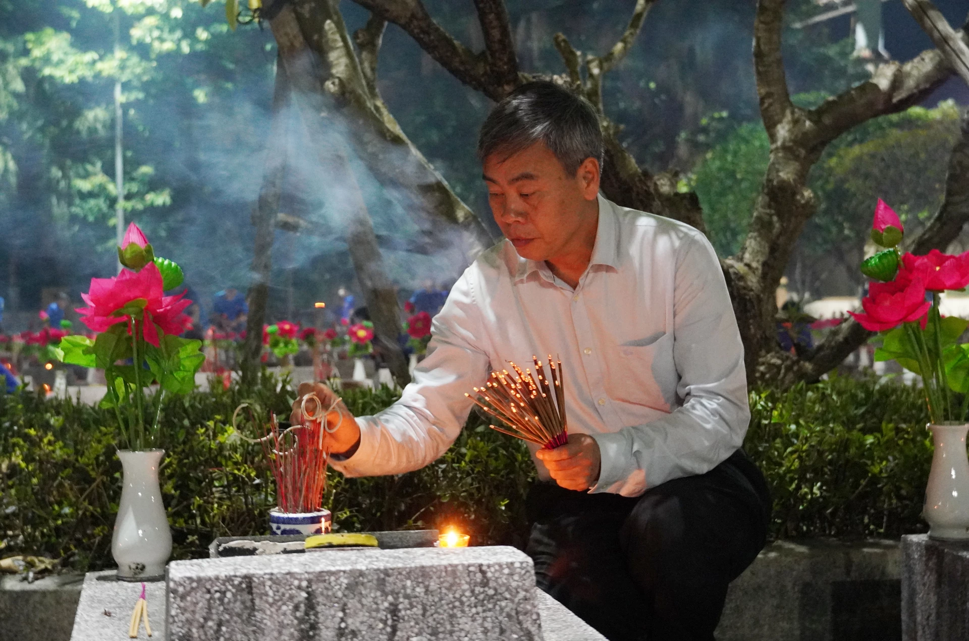 Chánh Thanh tra tỉnh Nguyễn Lương Bình dâng hương các phần mộ liệt sĩ - Ảnh: X.P
