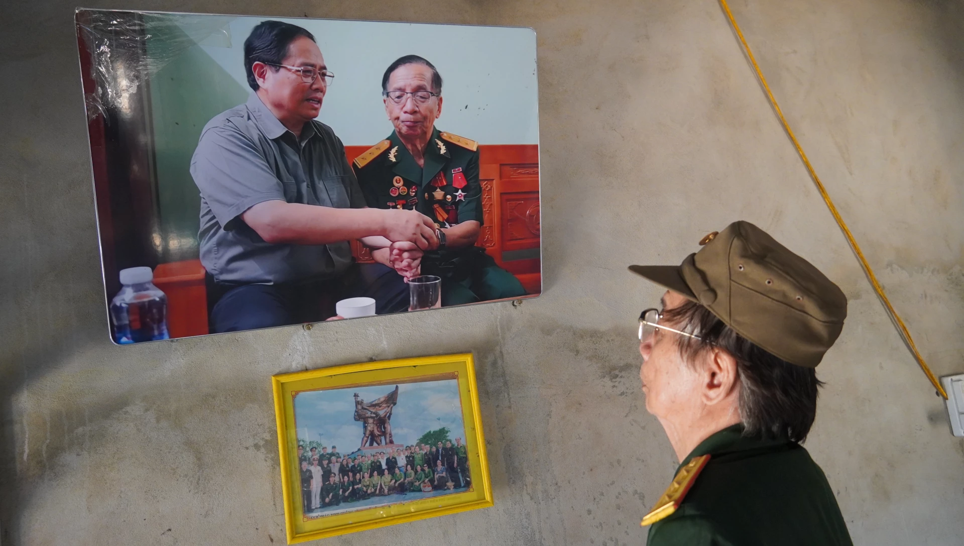 Cựu chiến binh Nguyễn Quang Ân và bức ảnh quý giá được treo trang trọng - Ảnh: N.M