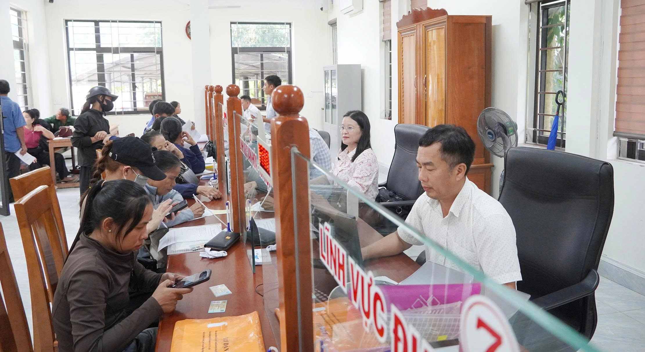 Xã Phong Nha chú trọng nâng cao hiệu quả công tác cải cách thủ tục hành chính, đáp ứng nhu cầu Nhân dân - Ảnh: L.M
