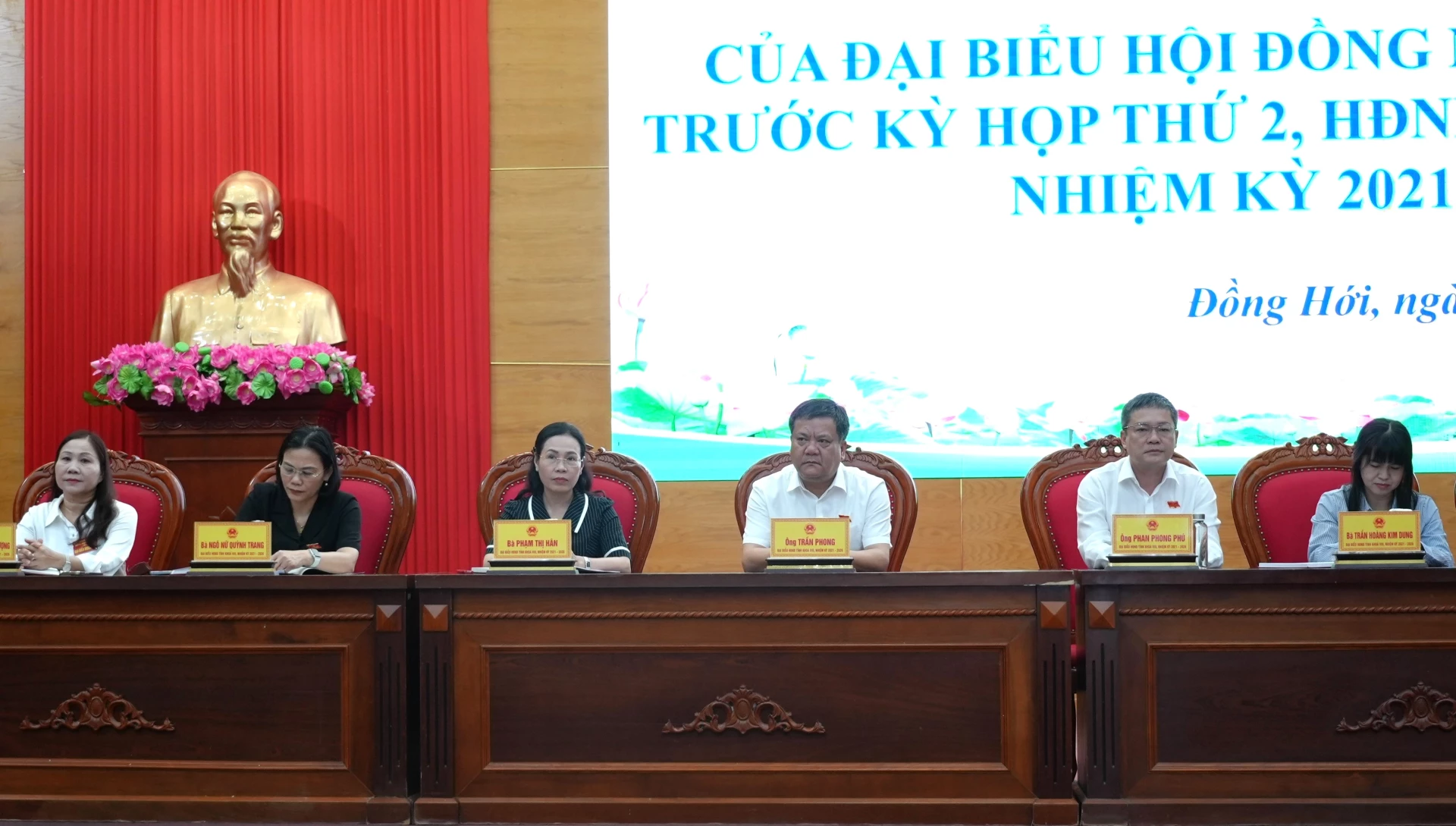 Chủ tịch UBND tỉnh Trần Phong và các đại biểu HĐND tỉnh tiếp xúc cử tri tại phường Đồng Hới - Ảnh: T.Đ