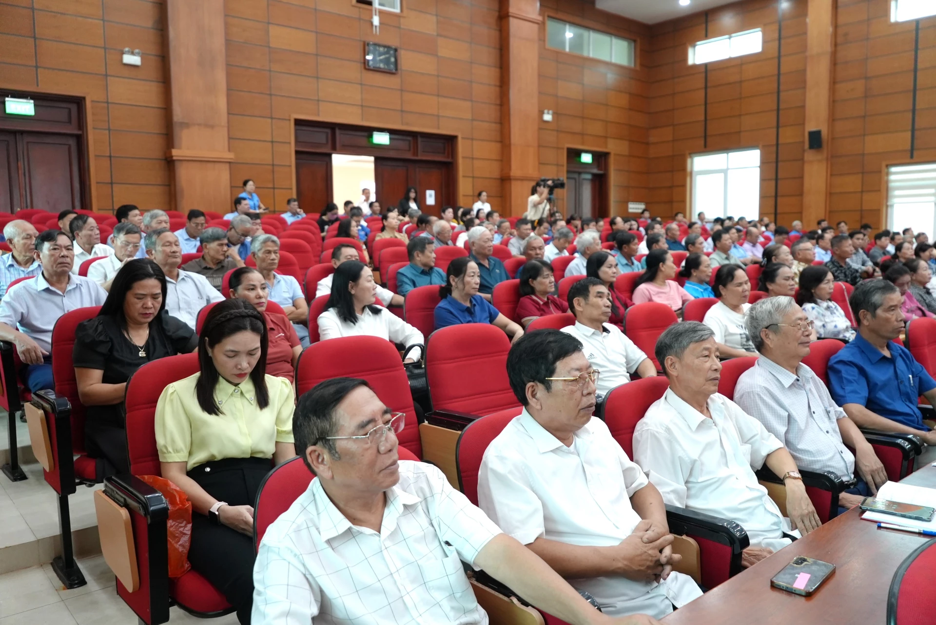 Cử tri tham dự buổi tiếp xúc - Ảnh: T.Đ