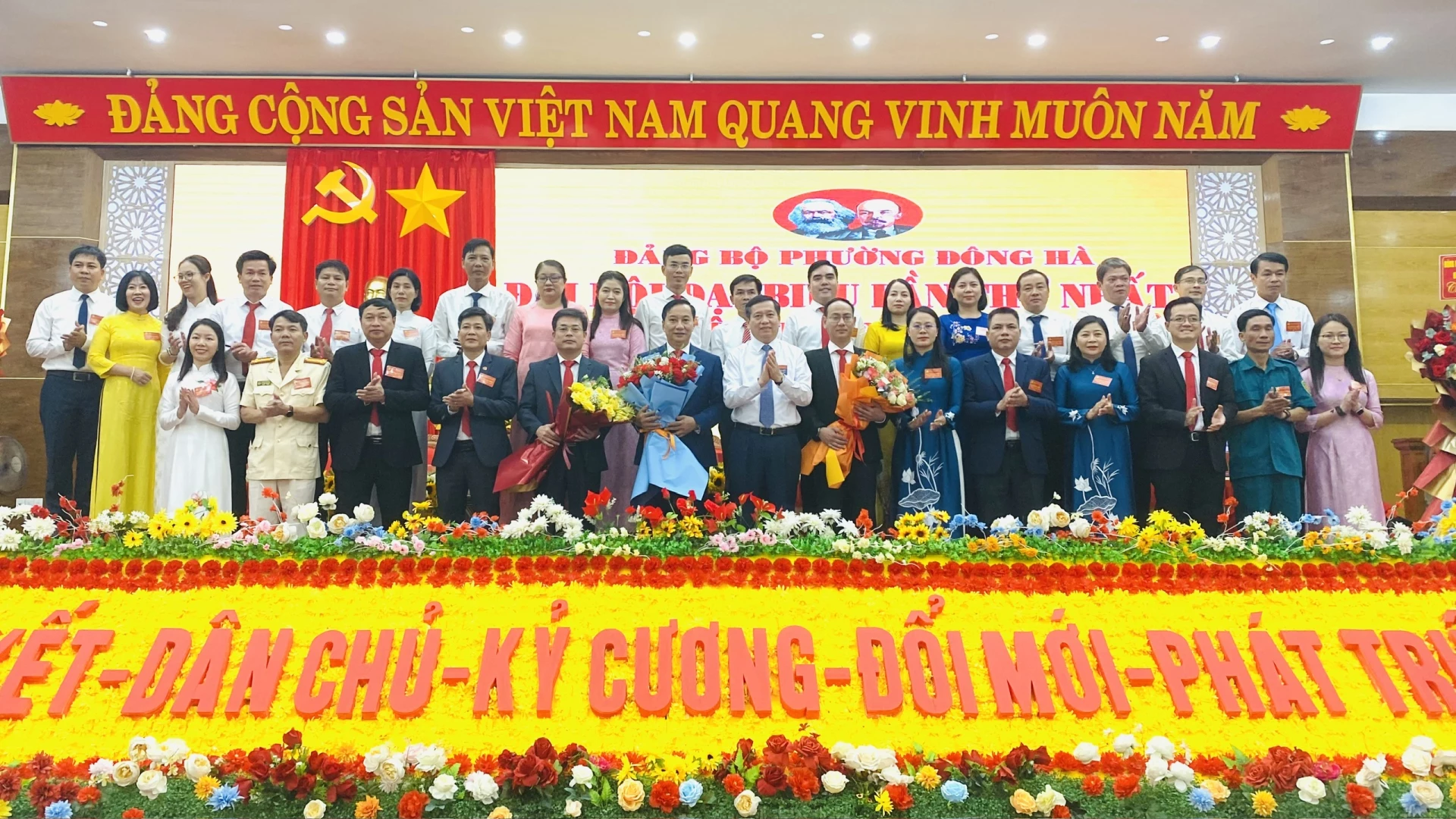 Ban chấp hành Đảng bộ phường Đông Hà nhiệm kỳ 2025 -2030 ra mắt nhận nhiệm vụ -Ảnh: NL