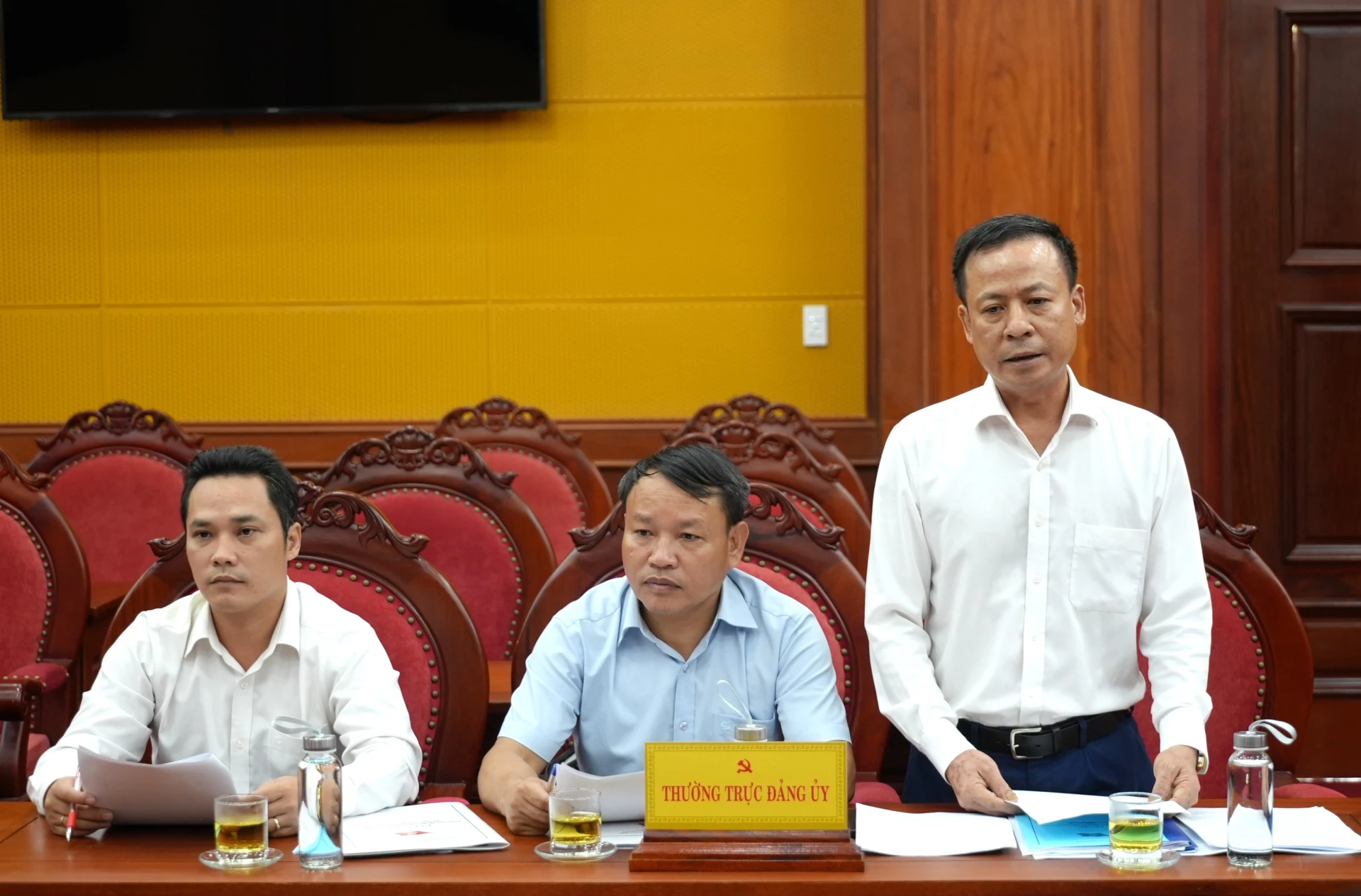 Thường trực Đảng ủy xã Tuyên Lâm báo cáo công tác chuẩn bị đại hội - Ảnh: T.Đ

