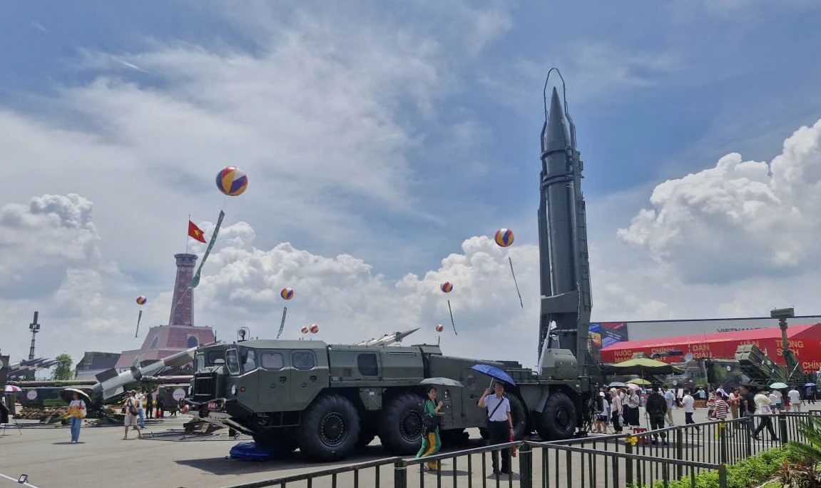 Trong ảnh là tên lửa Scud-B có tầm bắn xa nhất đến 300km, có chiều dài 11,25m, trọng lượng bắn khoảng 4.500kg, đầu đạn khoảng 950kg