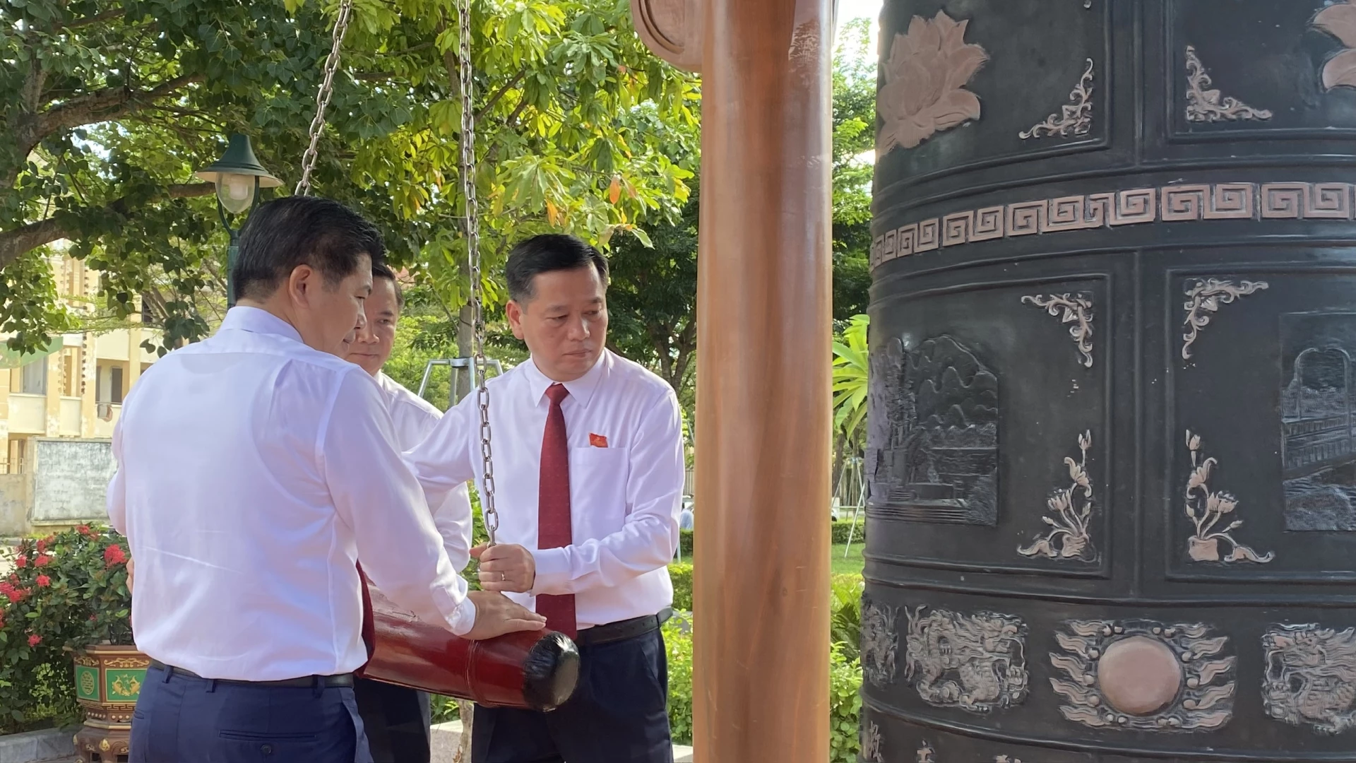 Đoàn Đại biểu thỉnh chuông - Ảnh: NL 
