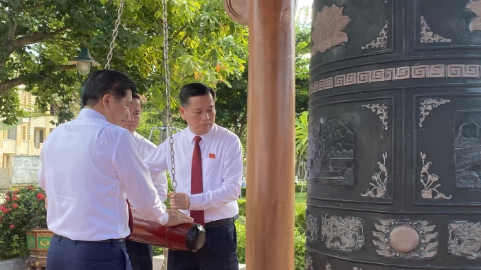 Dâng hương tưởng niệm tại Đền thờ Bác Hồ và các anh hùng liệt sĩ